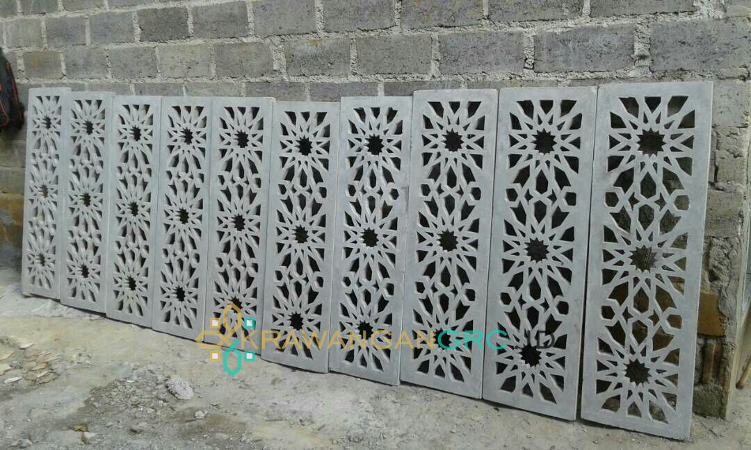 Deretan panel krawangan GRC ramping vertikal siap dipasang