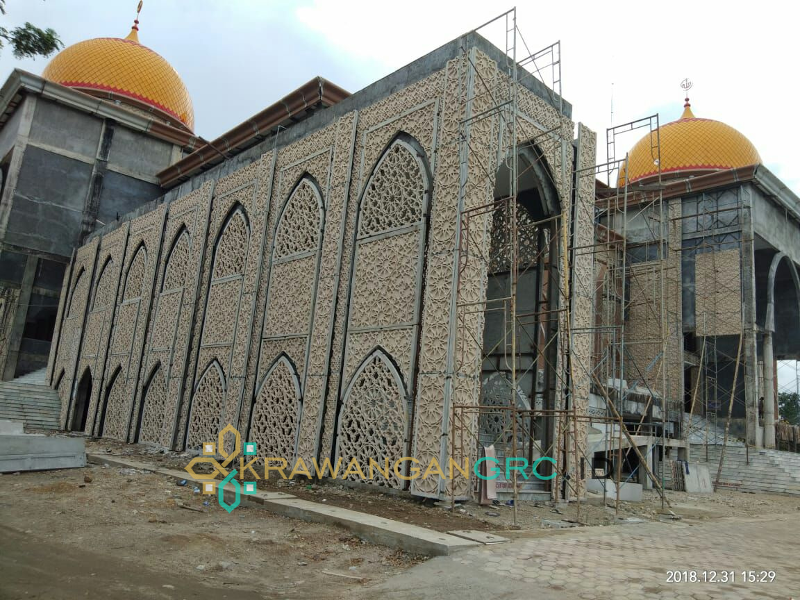 Dinding luar Masjid Agung Subulussalam dengan deretan jendela lengkung berkrawangan saat pengerjaan