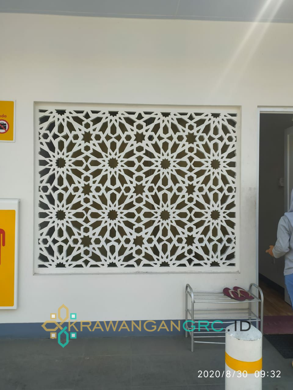 Krawangan GRC motif bintang islami terpasang pada dinding dalam ruangan