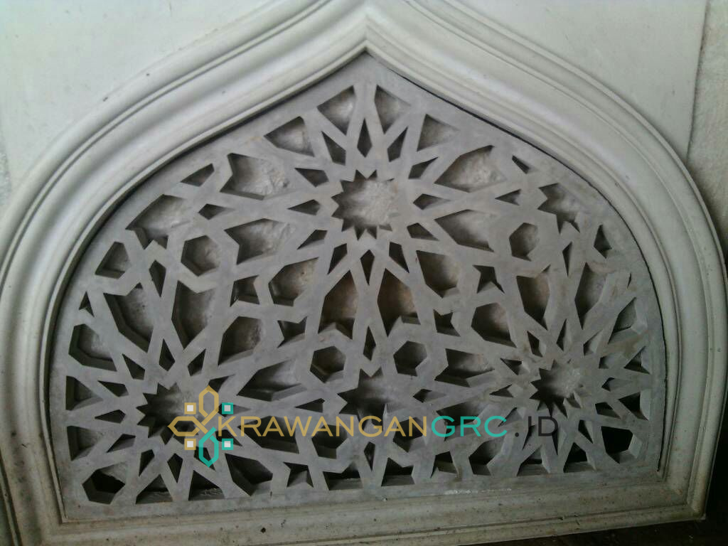 Krawangan GRC motif bintang islami berbentuk lengkung runcing