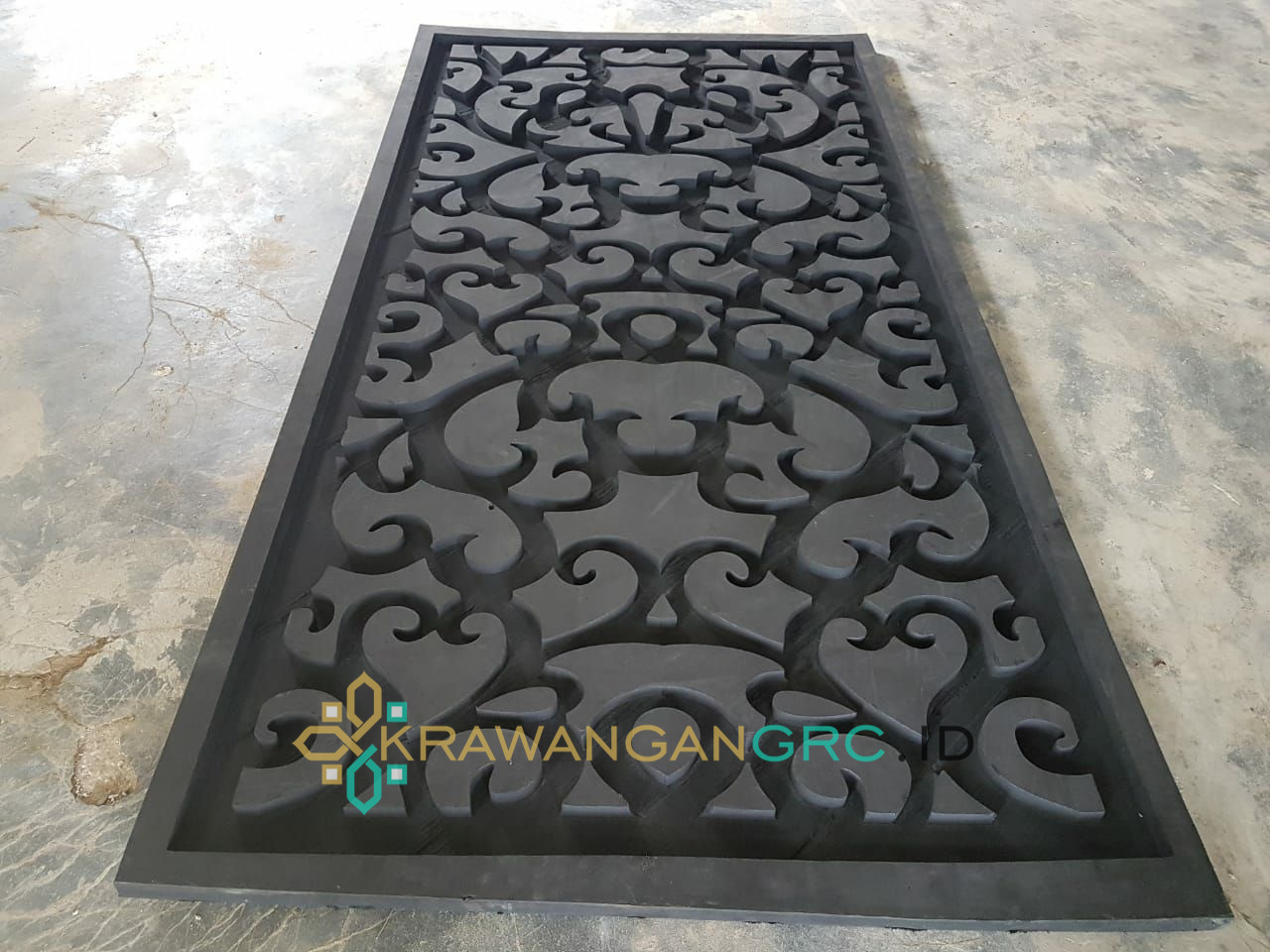 Panel krawangan GRC berwarna gelap dengan motif sulur