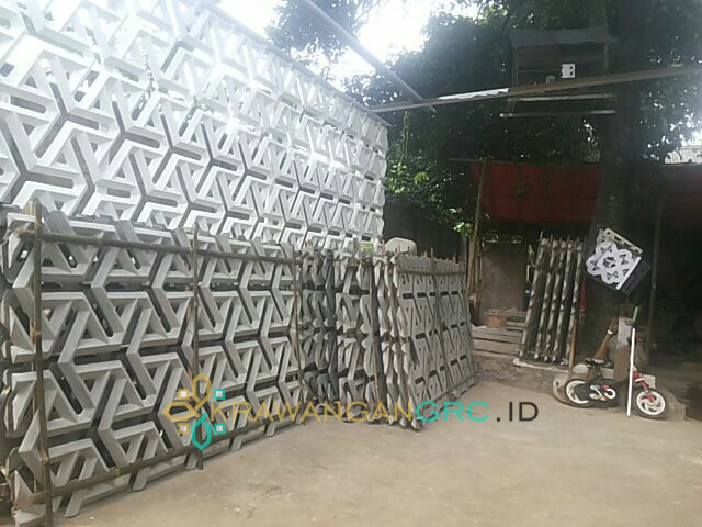 Tumpukan panel krawangan GRC motif saling mengunci di bengkel KrawanganGRC.id