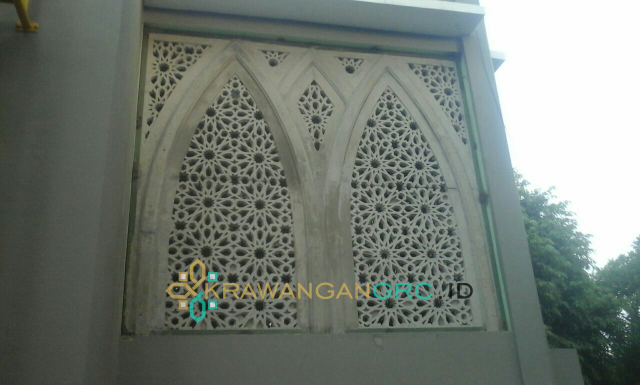 Krawangan GRC lengkung kembar motif geometris islami pada bukaan dinding