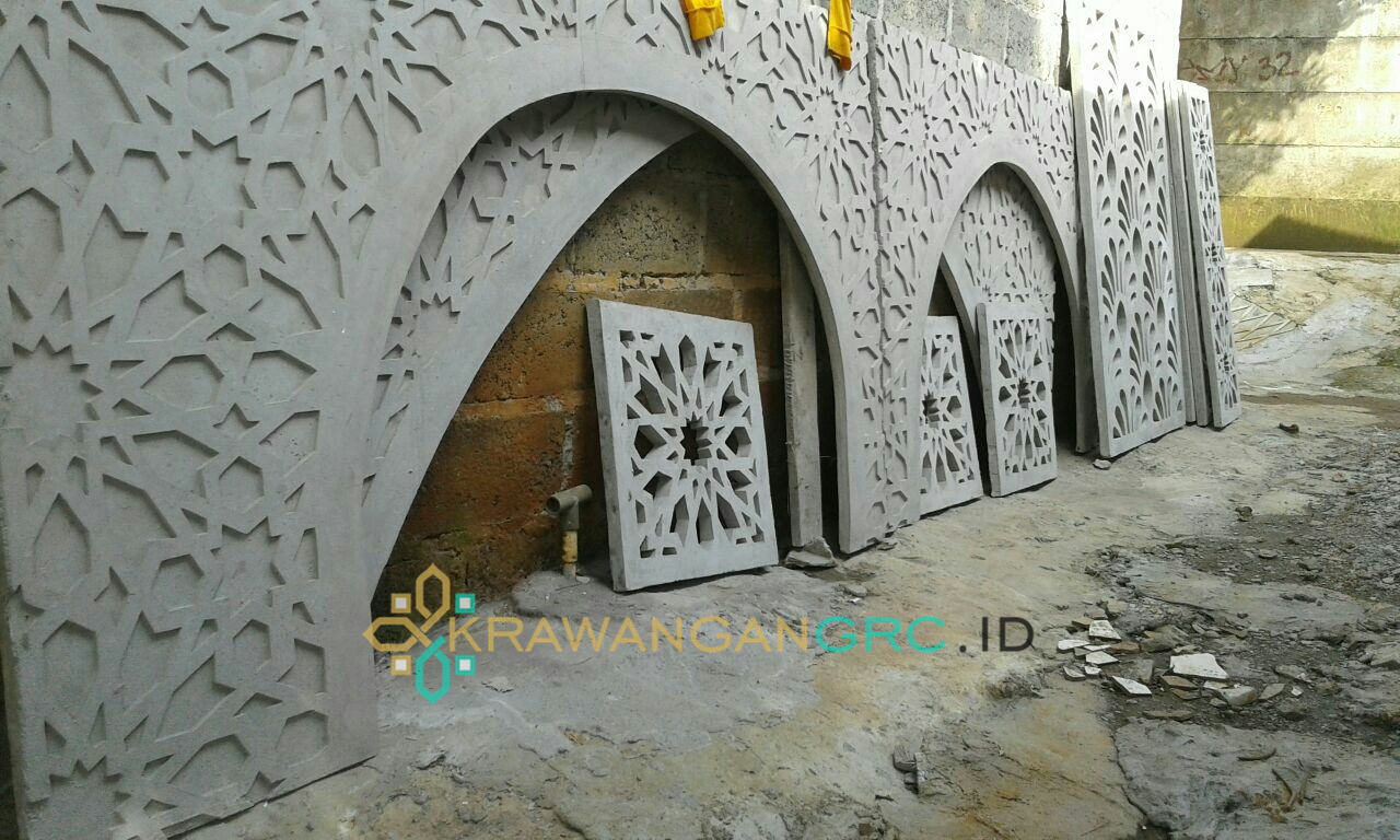 Panel krawangan GRC berbentuk lengkung besar dan panel motif bintang persegi di lokasi pengerjaan