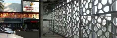 Dinding krawangan GRC motif organik dengan lubang bulat dan oval di dalam gedung