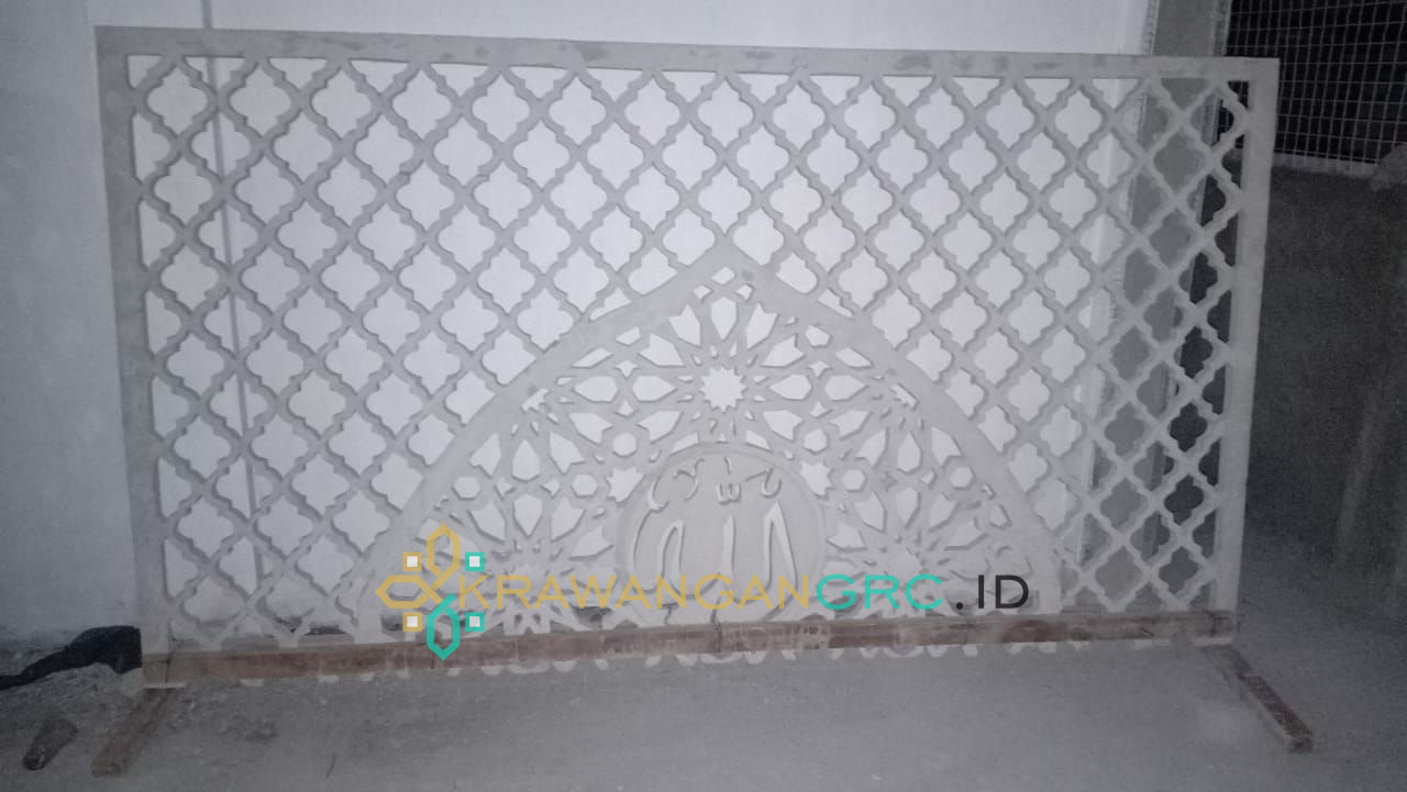 Dinding krawangan GRC dengan lengkung bermotif geometris dan kaligrafi di bagian tengah