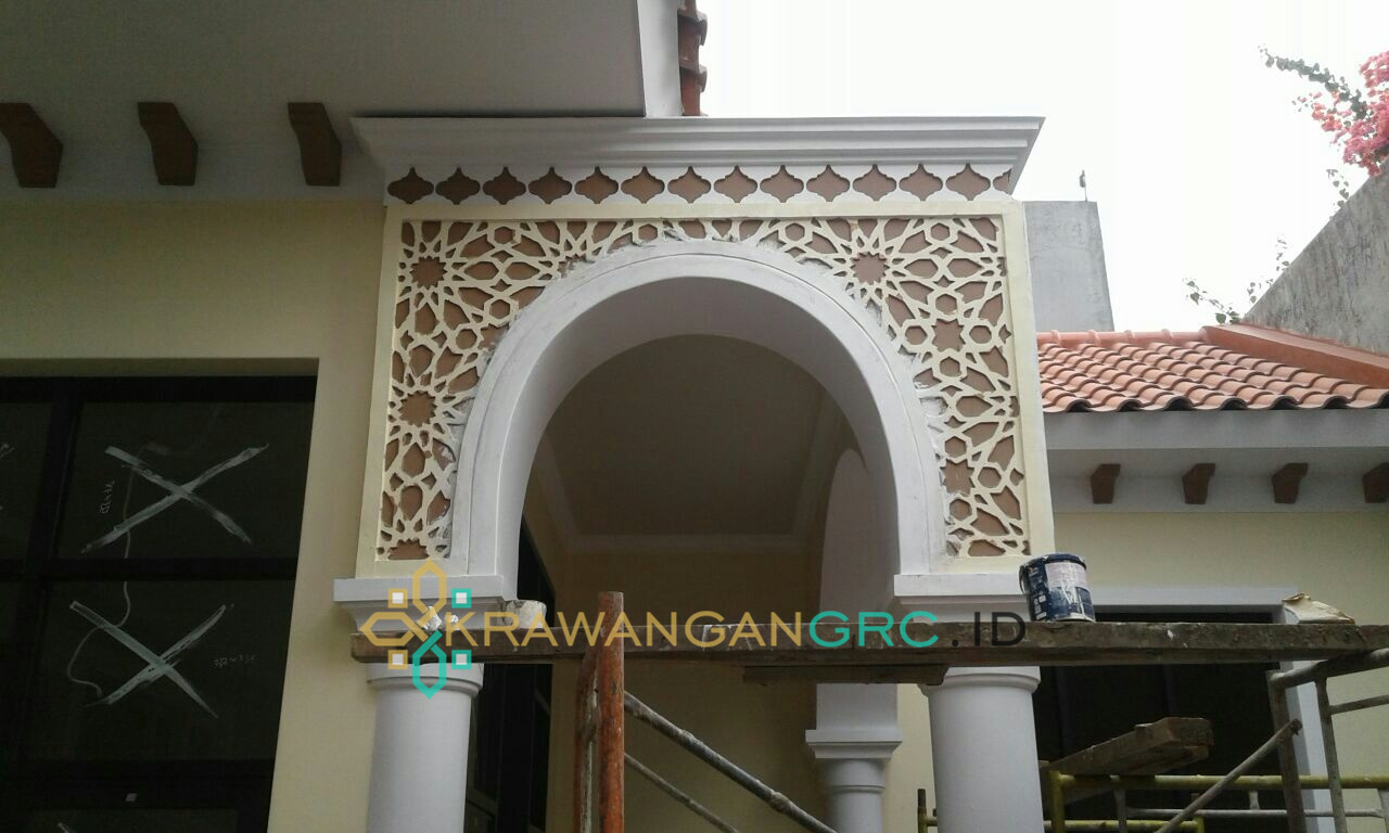 Gapura lengkung dengan bingkai krawangan GRC motif geometris pada teras rumah