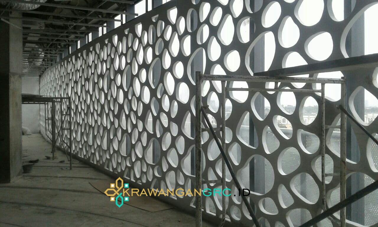 Panel krawangan GRC bermotif organik terpasang memanjang pada fasad gedung