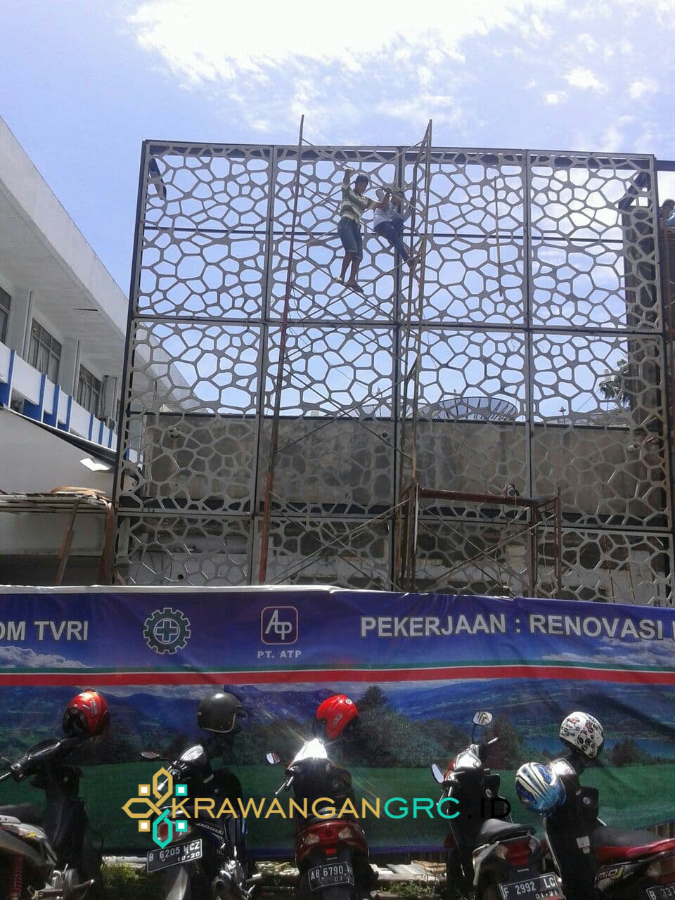 Tim KrawanganGRC.id memasang panel krawangan GRC motif organik di depan dinding gedung TVRI saat renovasi