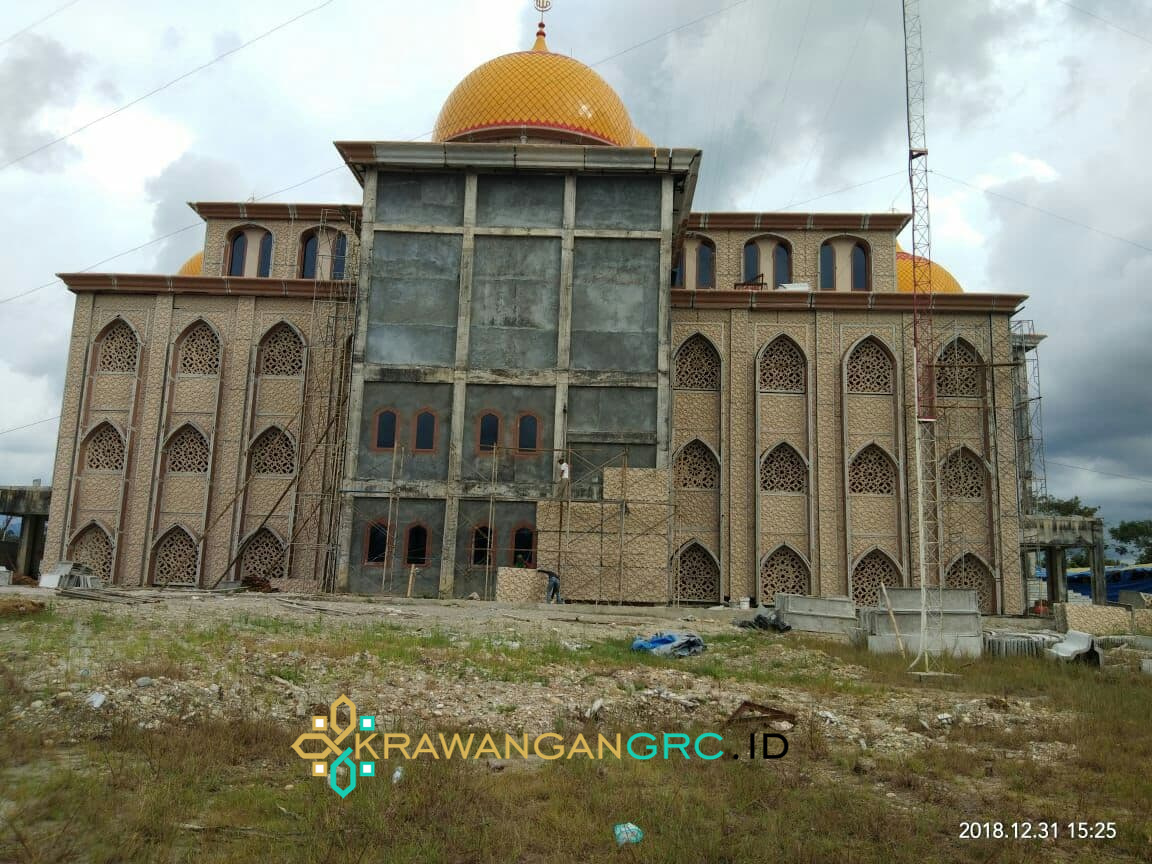 Masjid Agung Subulussalam, Aceh, saat pengerjaan dengan deretan jendela lengkung berkrawangan GRC