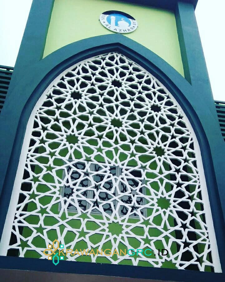 Krawangan GRC putih motif bintang berbentuk lengkung runcing di depan jendela kaca gedung Al-Azhar